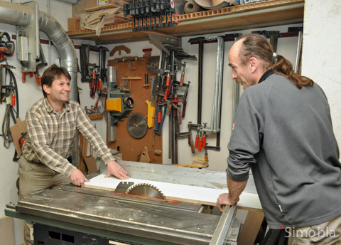 Das Holzhandwerk beherrschen sie aus dem effeff: Der Schreinermeister Andreas Schmitt (links) und sein Mitarbeiter Rainer Schreiber