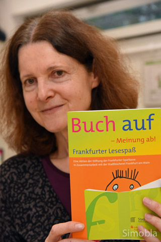 Lesen, bewerten, gewinnen: Annette Moschner hofft auf rege Beteiligung bei „Buch auf – Meinung ab“. Foto: Michael Sittig