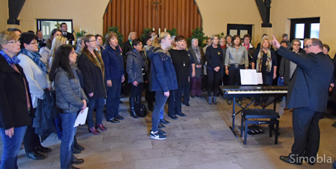 „Dank sei Dir, Herr“, sang der Frauenchor Germania unter der Leitung von Michael H. Kuhn. Fotos: Michael Sittig