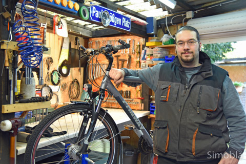 Gut sortiert für alle Arbeiten an Zweirädern ist Dennis Brößgen. In einer früheren Garage hat er sich eine Werkstatt eingerichtet. Foto: Michael Sittig