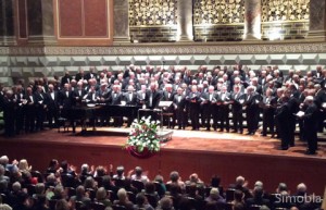 200 Sänger, ein Dirigent: der Konzertchor Hans Schlaud im Wiesbadener Kurhaus. Foto: Andrea Schwarz