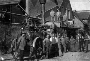 Dieses Bild der Dampf-Dreschmaschine im Einsatz vor dem Haus Am Lachgraben 1 (damals noch Fichtestraße) entstand um 1920 .Fotos: Heimat- und Geschichtsverein.