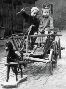 Mit Holzpferd und Leiterwägelchen vergnügten sich die Kinder im Hof Riegelbeck.