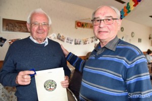 Seit 40 Jahren ist Erhard Gross (links) Mitglied im Kleingärtnerverein. Dazu gratulierte ihm Wolfgang Müller. Foto: Michael Sittig