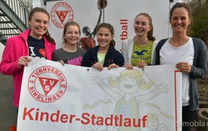 In diesem Jahr organisieren (von links) Romy, Luisa, Vici und Linda mit Unterstützung durch Isabelle Schikora von der Sportjugend Hessen (rechts) den Kinderstadtlauf. 