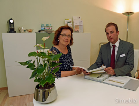 Kirsten Droste-Heuse und Martin Eisenbeis im Sindlinger Büro des Bestattungsunternehmens. Die Räume wurden gerade renoviert. Foto: Michael Sittig