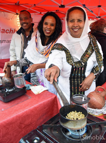 Semere Tsegei, Silas Tesfamareim und Haddas Tesfei bereiteten eritreischen Kaffee zu.