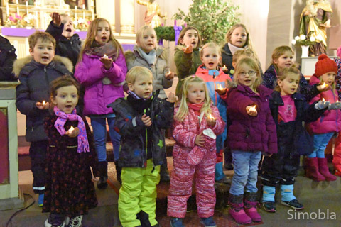 Kinder der katholischen Kitas sangen in der Kirche.