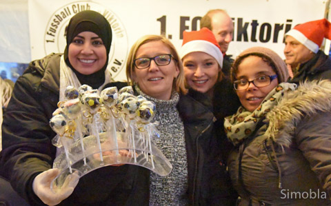 Süße Fußbälle backten die Mütter der F2-Fußballjugend, hier (von links) Nassiba Hannou, Margot Papi, Heike Kretzer und Lisa Kassa.
